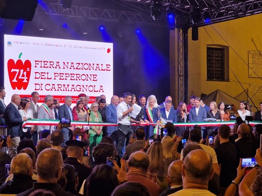 Inaugurata la 74esima Fiera del Peperone di Carmagnola: al taglio del nastro Tinto e Manuela Arcuri [FOTO E VIDEO]