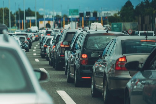 Il Piemonte frena sulla mobilità sostenibile: quasi 4 auto su 10 sono ancora Euro 4 o inferiori