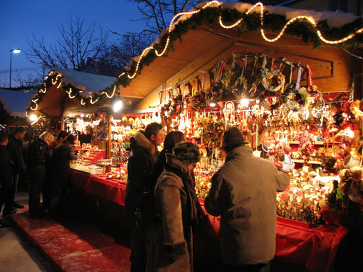 mercatino di natale illuminato