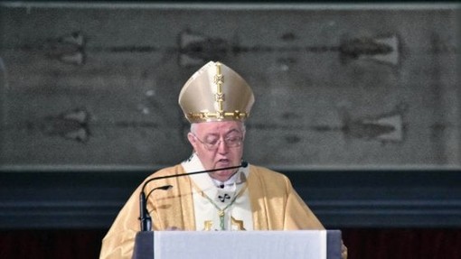 Coronavirus, Nosiglia: "Comunione nelle mani, no al segno della Pace e niente acquasantiera"