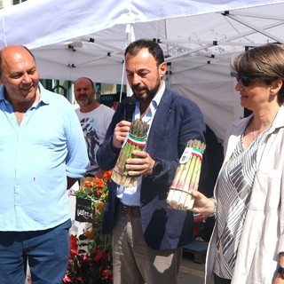 Santena: domenica 19 maggio la premiazione del contest "Il fascino dell'Asparago e dei Fiori eduli". Le ricette finaliste. Santena: domenica 19 maggio la premiazione del contest "Il fascino dell'Asparago e dei Fiori eduli". Le ricette finaliste.