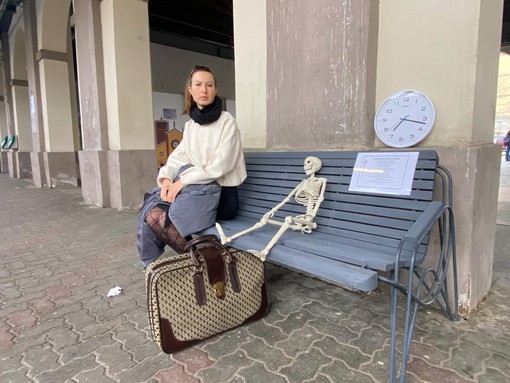 Giulia Proietti sulla ‘Panchina dell’attesa’ Giulia Proietti sulla ‘Panchina dell’attesa’