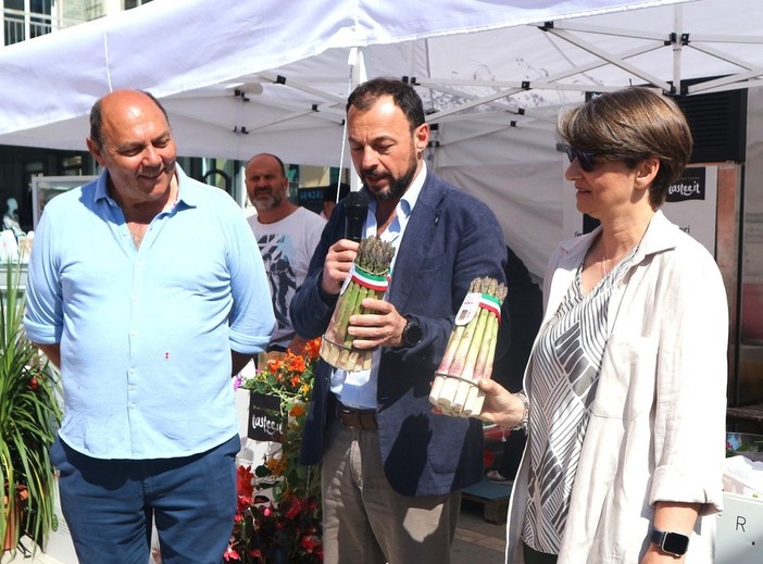 Santena: domenica 19 maggio la premiazione del contest "Il fascino dell'Asparago e dei Fiori eduli". Le ricette finaliste. Santena: domenica 19 maggio la premiazione del contest "Il fascino dell'Asparago e dei Fiori eduli". Le ricette finaliste.