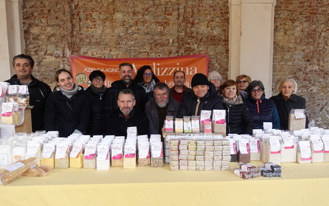 Alcuni produttori del Mercato della Terra di Bra, in programma ogni terza domenica del mese