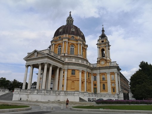 Cade in un dirupo mentre scende in bici da Superga: servono le corde da arrampicata per recuperarlo Cade in un dirupo mentre scende in bici da Superga: servono le corde da arrampicata per recuperarlo