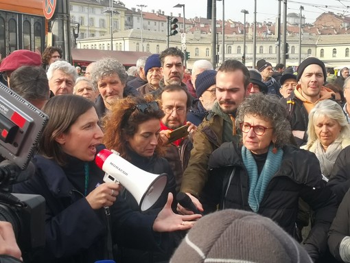 Elly Schlein all'evento di chiusura della campagna elettorale a Porta Palazzo