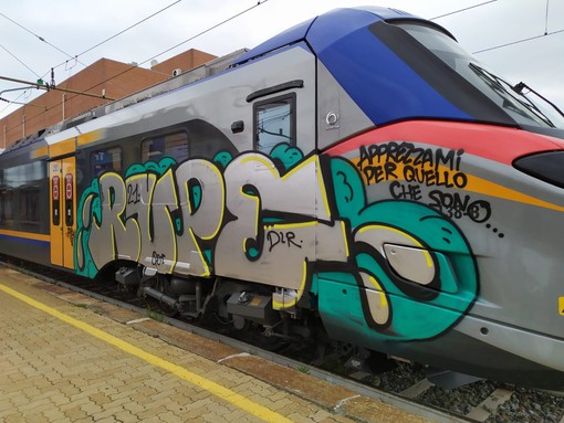 Treno imbrattato a Rivarolo Canavese Treno imbrattato a Rivarolo Canavese