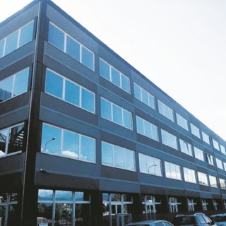 Fiamme negli uffici del tribunale di Ivrea dopo lo scoppio di una bomba carta