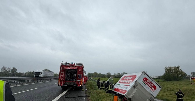 Camion si ribalta in una scarpata lungo la A5 tra Settimo e Volpiano Camion si ribalta in una scarpata lungo la A5 tra Settimo e Volpiano