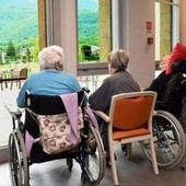 Immagine di repertorio di anziani ospiti di una Rsa