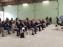 incontro con persone sedute su più file
