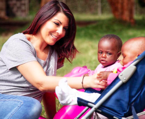 Antonella Cilia con due bambini in Kenya