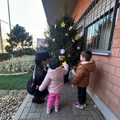 A Volpiano bambini e carabinieri addobbano l'albero della Legalità A Volpiano bambini e carabinieri addobbano l'albero della Legalità