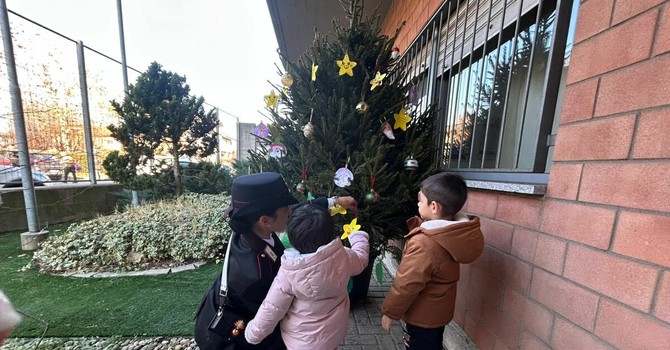 A Volpiano bambini e carabinieri addobbano l'albero della Legalità A Volpiano bambini e carabinieri addobbano l'albero della Legalità