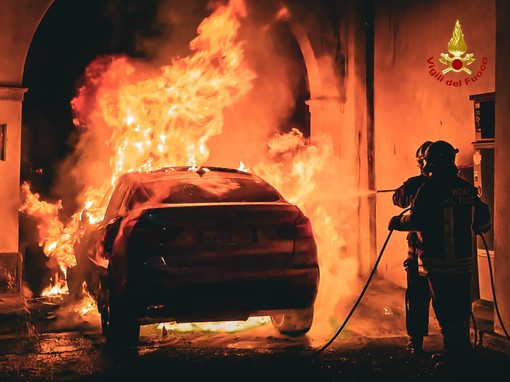 Auto va a fuoco a Ciriè, i pompieri evitano che le fiamme arrivino alla chiesa vicina Auto va a fuoco a Ciriè, i pompieri evitano che le fiamme arrivino alla chiesa vicina