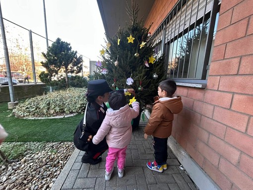 A Volpiano bambini e carabinieri addobbano l'albero della Legalità A Volpiano bambini e carabinieri addobbano l'albero della Legalità