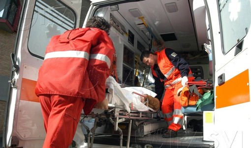 Un ferito è stato trasportato in ospedale in codice rosso Un ferito è stato trasportato in ospedale in codice rosso