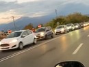 Una immagine delle tantissime auto ferme in coda Una immagine delle tantissime auto ferme in coda