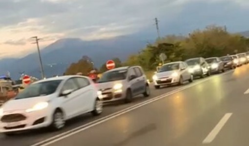 Una immagine delle tantissime auto ferme in coda Una immagine delle tantissime auto ferme in coda