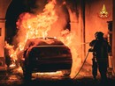 Auto va a fuoco a Ciriè, i pompieri evitano che le fiamme arrivino alla chiesa vicina
