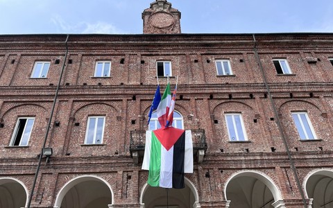 Esposta la bandiera palestinese al Comune di Chivasso