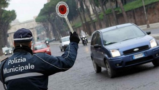 Smog, dal 1° ottobre scattano i nuovi blocchi del traffico in 23 comuni del Torinese Smog, dal 1° ottobre scattano i nuovi blocchi del traffico in 23 comuni del Torinese