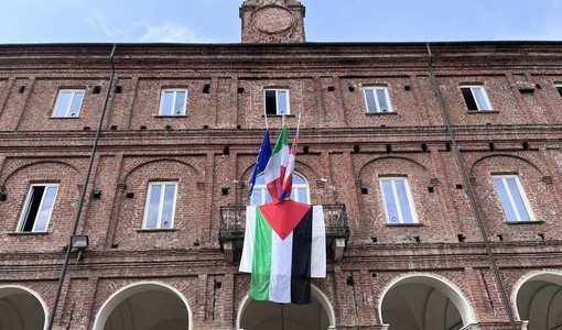 Esposta la bandiera palestinese al Comune di Chivasso