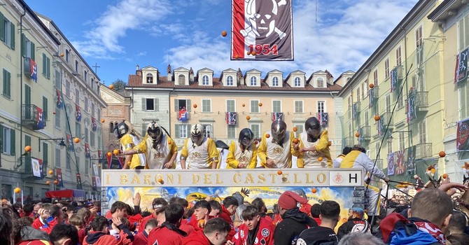 Una immagine d'archivio della Battaglia delle Arance Una immagine d'archivio della Battaglia delle Arance