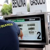 Controlli della Guardia di Finanza alle pompe di benzina