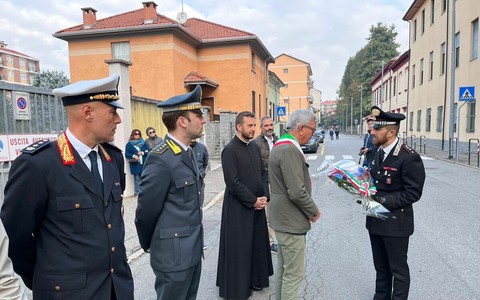 Il sindaco Castello ha posato un mazzo di fiori al Comando dei Carabinieri