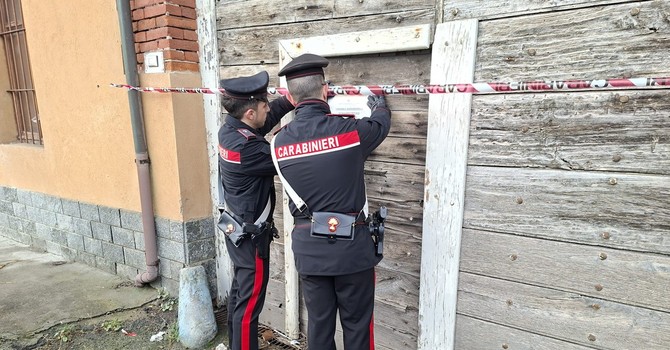 Colpisce la mamma con una sparachiodi alla testa. In un audio: "La uccido" Colpisce la mamma con una sparachiodi alla testa. In un audio: "La uccido"