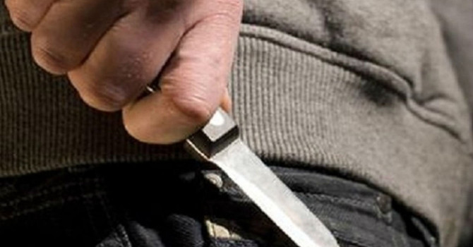 Il corriere accoltellato ha 52 anni