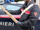 carabinieri con asse di legno in mano