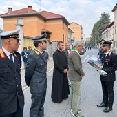 Il sindaco Castello ha posato un mazzo di fiori al Comando dei Carabinieri Il sindaco Castello ha posato un mazzo di fiori al Comando dei Carabinieri