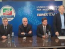 Persone davanti a simboli elettorali