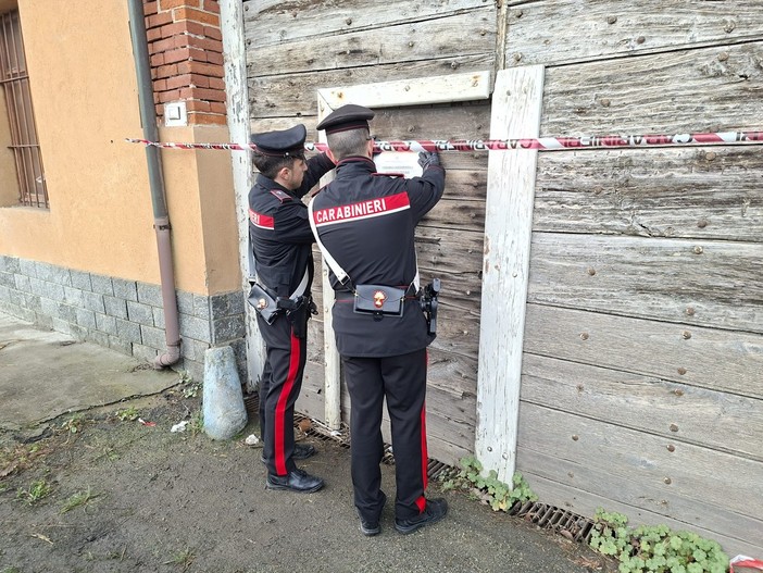 Colpisce la mamma con una sparachiodi alla testa. In un audio: "La uccido" Colpisce la mamma con una sparachiodi alla testa. In un audio: "La uccido"