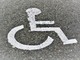 Il simbolo che distingue i parcheggi per disabili