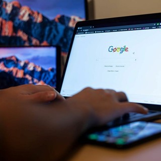 Citazioni fantasma: il 40% delle citazioni AI non nomina il marchio che le ha prodotte