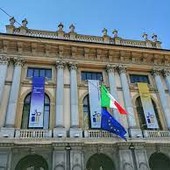 Sede della Fondazione Crt in via XX settembre con bandiere sulla facciata