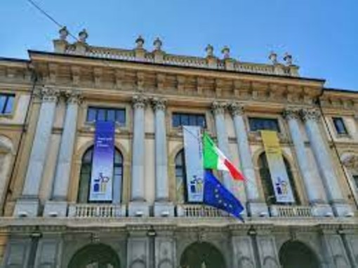 Sede della Fondazione Crt in via XX settembre con bandiere sulla facciata