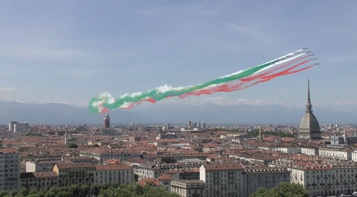 Le Frecce Tricolori abbracciano Torino: lo spettacolo nel cielo sopra piazza Vittorio [VIDEO]