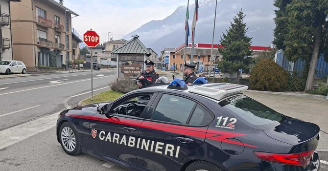 Malato di Alzheimer si mette alla guida, l'intervento dei carabinieri evita il peggio