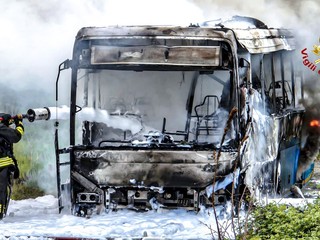 Un bus divorato dalle fiamme a Volpiano