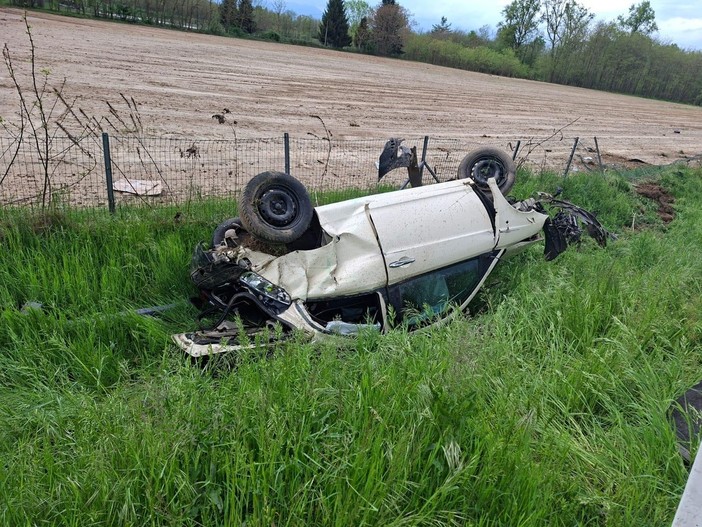 L'auto incidentata, finita in mezzo ai prati