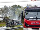 Un bus divorato dalle fiamme a Volpiano Un bus divorato dalle fiamme a Volpiano