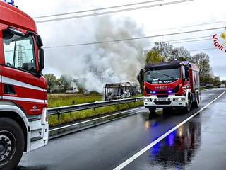 Un bus divorato dalle fiamme a Volpiano