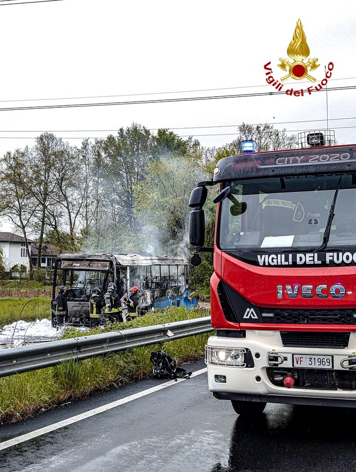 Un bus divorato dalle fiamme a Volpiano