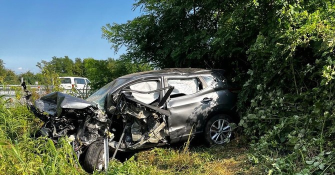 Supera le barriere e finisce in una scarpata: 4 feriti e paura sull'A5