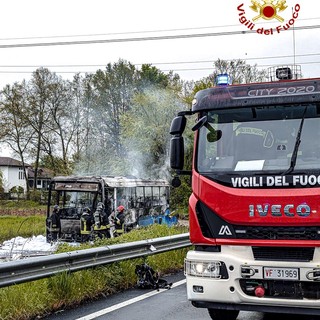 Un bus divorato dalle fiamme a Volpiano