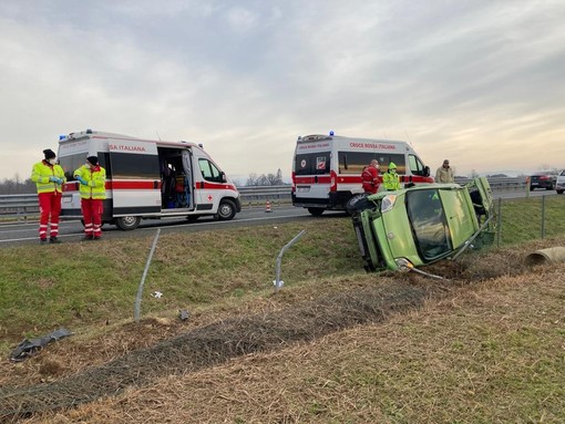 Incidente sull'A5, auto si ribalta e finisce nei campi: conducente in ospedale